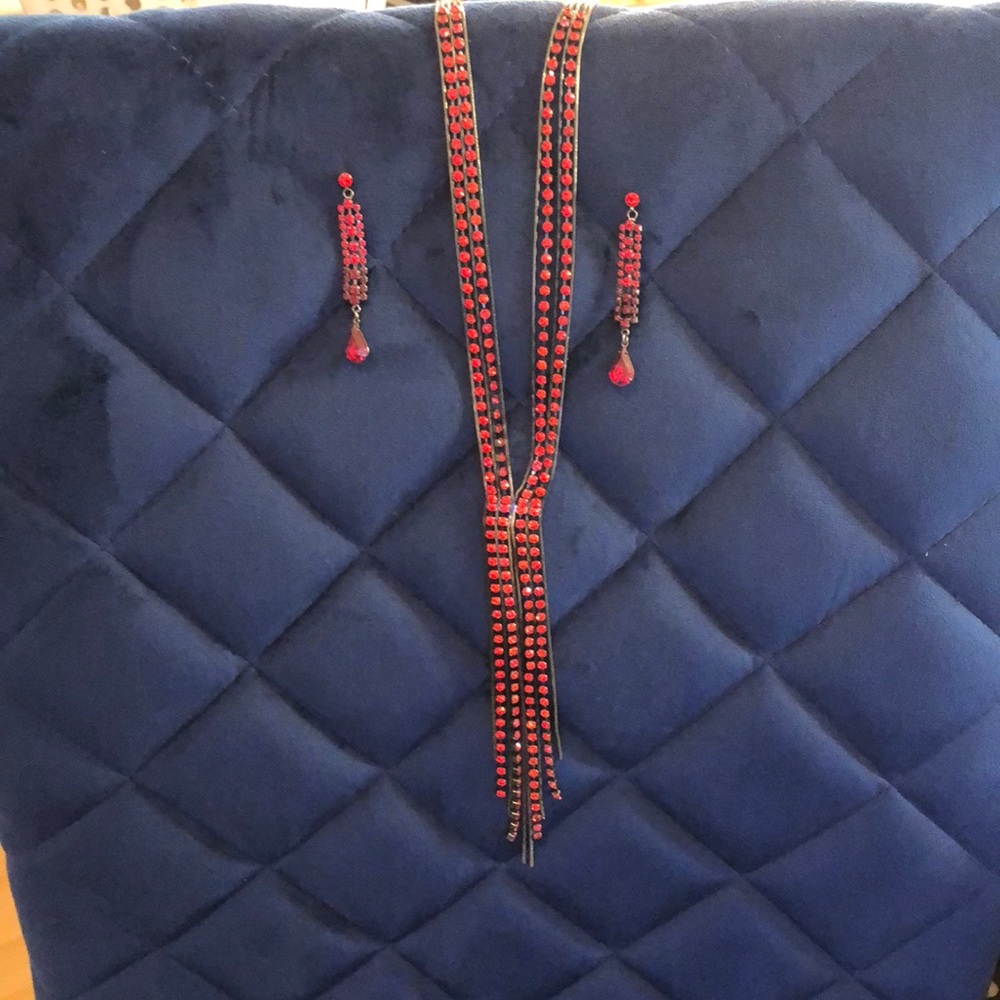 Neck lace